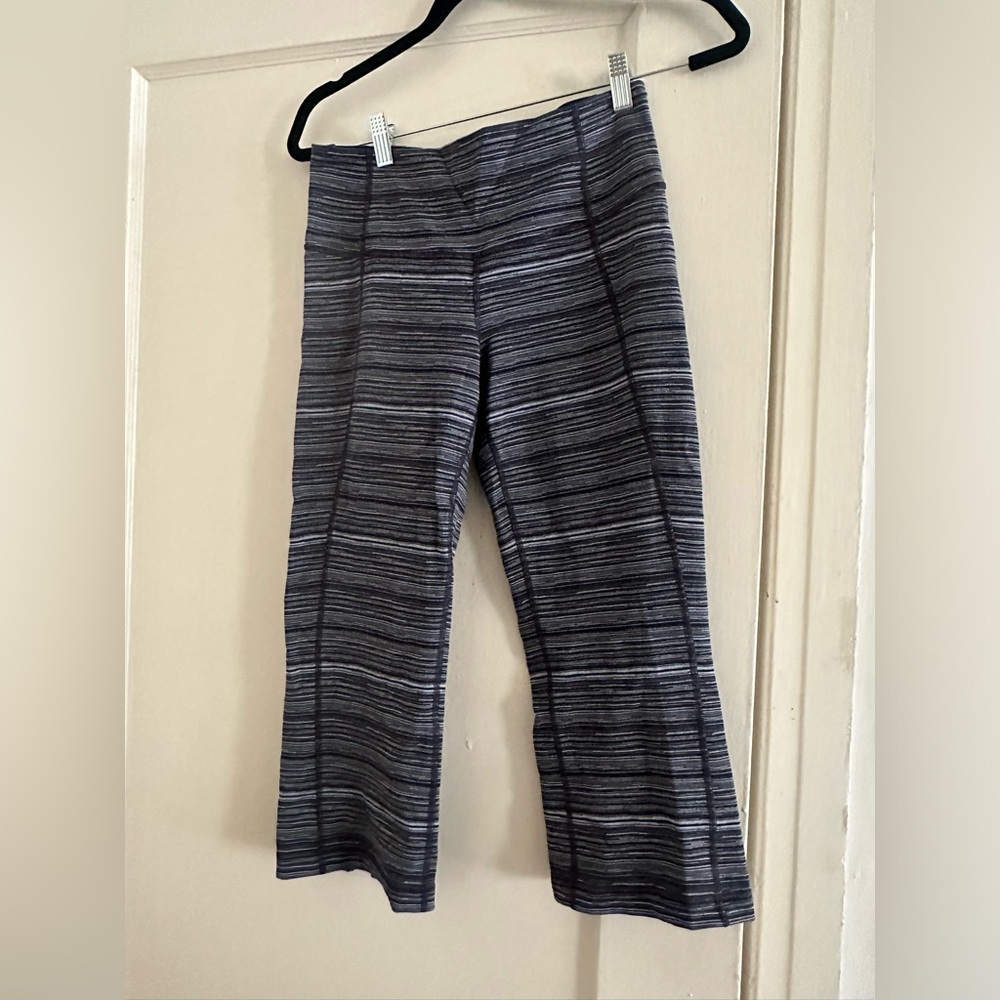 Lululemon capri cropped workout leggings - black grey striped pattern - Size 8